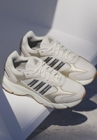 Vybráno, off white cyber metallic orbit grey