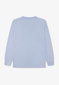 Langermet skjorte i lyseblått. Laget av myk bomull, med rund hals og et enkelt, rent design uten synlige mønstre eller detaljer.