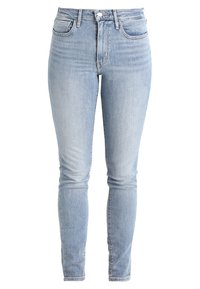 Vaqueros de tiro alto azul claro, elaborados en denim, con un diseño ajustado, cinco bolsillos y un acabado limpio. Presentan detalles de costura minimalistas.