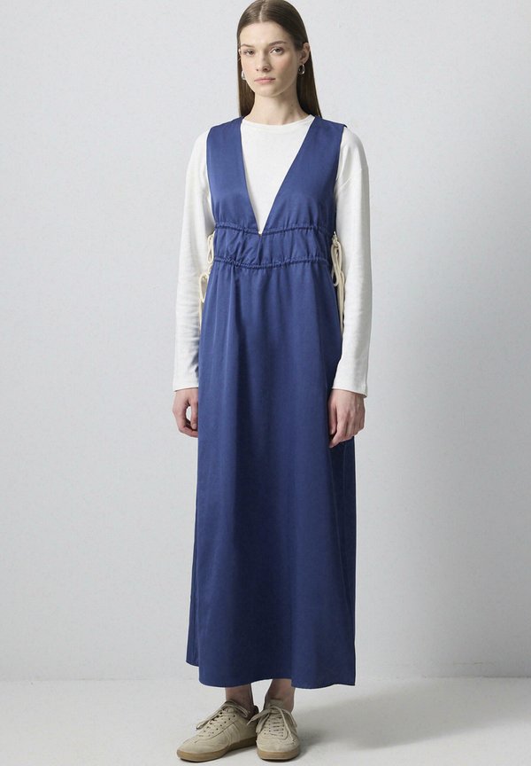 V NECK    - Maxikleid