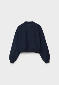 Ingekorte donkerm blauwe sweatshirt met geribde kraag en manchetten, met wijde mouwen en een gestructureerde stof. Achteraanzicht toont een minimaal ontwerp.