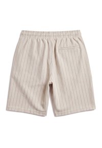 Short beige avec fines rayures verticales noires, taille élastique et une poche arrière unique côté droit, posé à plat sur fond blanc.