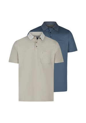 Zwei kurzärmelige Poloshirts mit Kragen und Brusttaschen, eines beige vorne und eines blau dahinter.