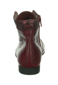 Bordeauxrote Lederstiefeletten mit einem strukturierten, dunkelroten Akzent am Kragen, Reißverschluss an der Seite und einem niedrigen schwarzen Absatz.