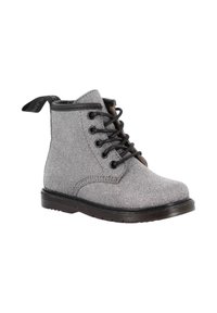 Stivaletti alla caviglia in tessuto grigio con lacci neri e suola in gomma. Presentano un tappo di presa sul retro e dettagli di cucitura attorno all'ankle.