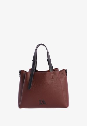 Bolso tote de cuero marrón con superficie texturizada, asas negras y un logotipo sutil en la parte frontal. Presenta una forma estructurada y una abertura en la parte superior.