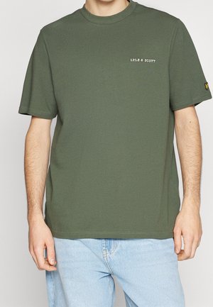 Grünes Baumwoll-T-Shirt mit kurzen Ärmeln, Rundhalsausschnitt und weißem "LYLE & SCOTT" Schriftzug auf der Brust. Ein Logo-Akzent befindet sich am Ärmel.