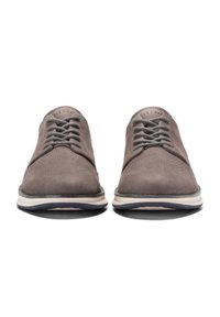 Grå mockaskor med perforerade detaljer, grå snörning, en vit mellansula och en marinblå sula. Rund tå och klassiska designelement.