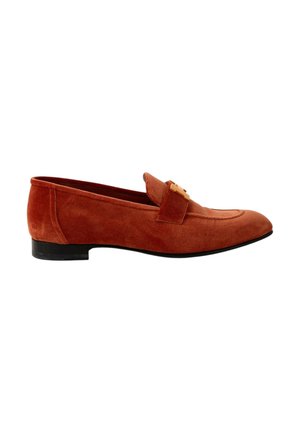Mocassin homme en daim marron avec un petit talon et une boucle décorative sur fond blanc.