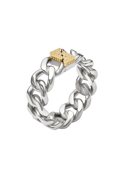 Bracelet en chaîne en métal argenté avec des maillons entrelacés. Fermoir en or avec des motifs géométriques gravés comme détail remarquable.