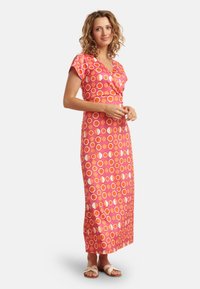 Maxikleid in leuchtendem Pink mit kreisförmigen Mustern in Orange und Weiß. Verfügt über ein Wickeldesign und kurze Kappärmeln. Weicher Stoff.