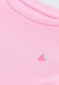 Rosa geripptes Stoff mit rundem Ausschnitt, versehen mit einem kleinen, bestickten Erdbeerdesign in Pink und Mintgrün auf der Brust.