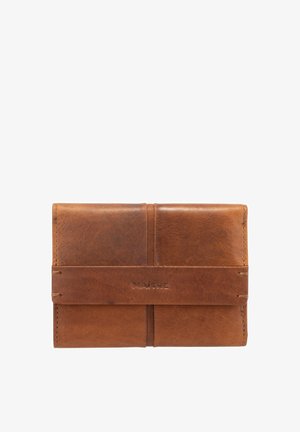 Portefeuille en cuir marron avec une texture lisse, design plié et logo en relief. Il présente une simple sangle pour la fermeture. Style minimaliste.