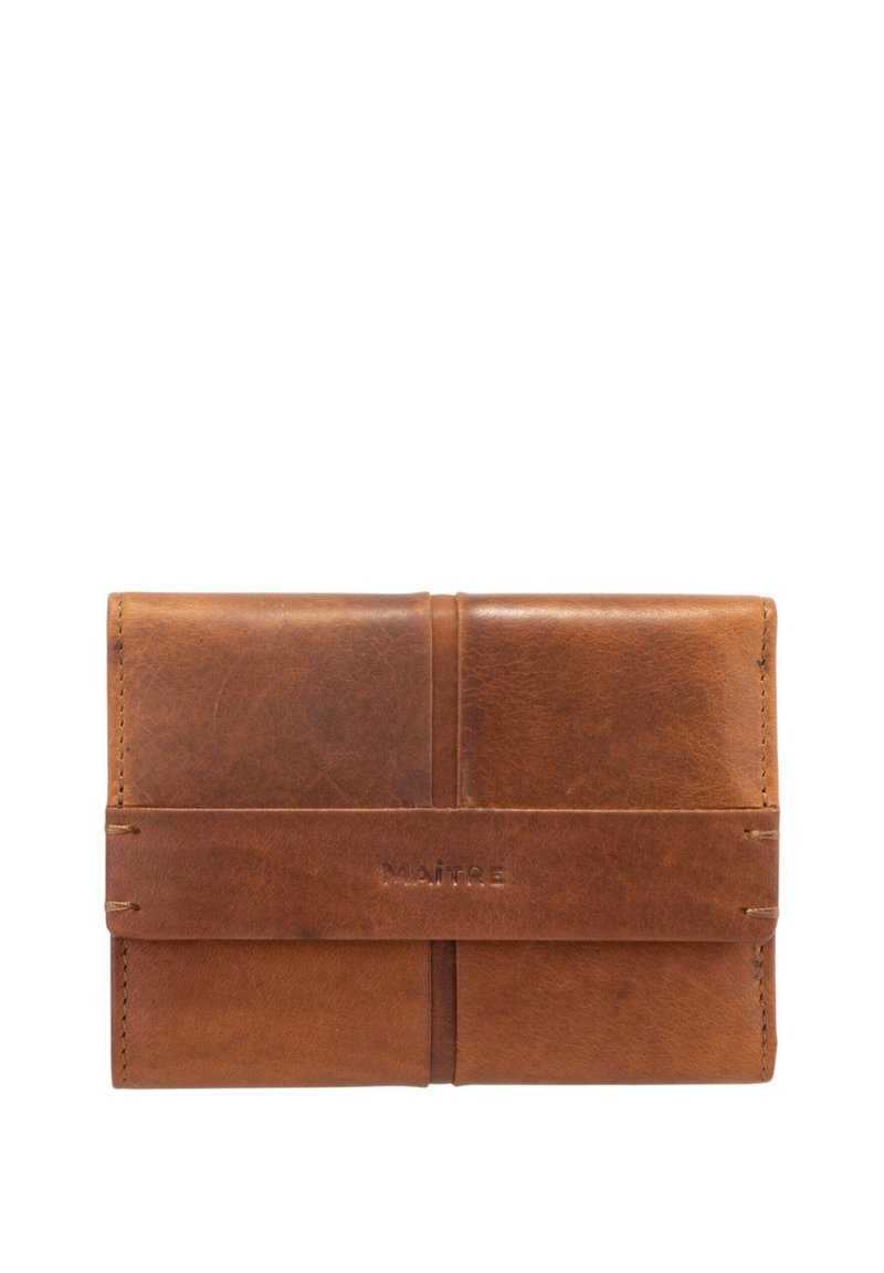 Portafoglio in pelle marrone con texture liscia, design pieghevole e logo impresso. Presenta una semplice strap per la chiusura. Stile minimalista.