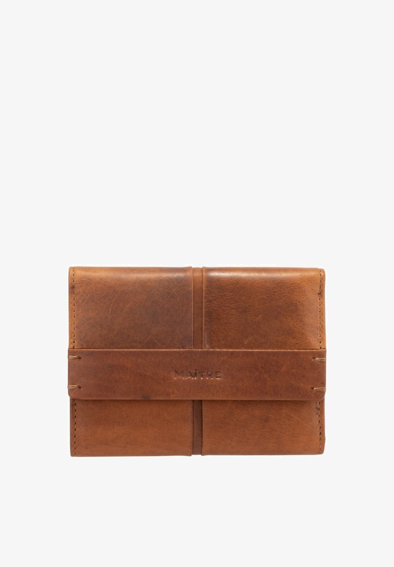 Portafoglio in pelle marrone con texture liscia, design pieghevole e logo impresso. Presenta una semplice strap per la chiusura. Stile minimalista.