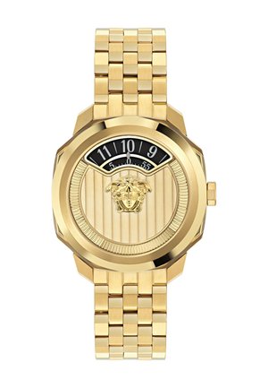 Montre-bracelet en or avec bracelet à maillons, affichage numérique de l’heure en haut, aiguille des minutes analogique et tête de Méduse en relief au centre.