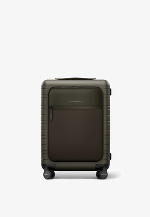 Valise rigide de couleur vert foncé avec une poche avant texturée marron, dotée d'une poignée télescopique et de quatre roues pivotantes.