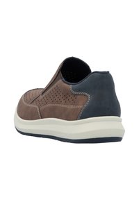 Braune Leder-Slipper mit perforiertem Design und marineblauen Akzenten. Verfügt über eine dicke weiße Sohle und eine strukturierte Ferse.