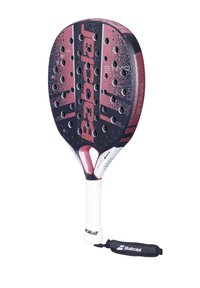 Babolat padel med oval form, sort og rød farve, 3D mønster overflade, flere huller og et hvidt tekstureret greb. Inkluderer håndledsrem.