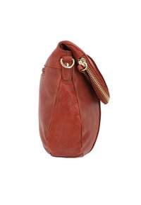 Borsa rotonda in pelle color ruggine con una cerniera dorata, alette laterali e una tracolla. Texture liscia con lievi variazioni naturali.