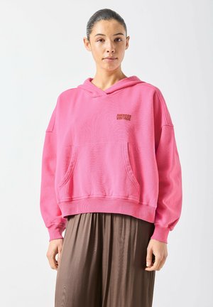 Rozā kapuciņmētelis ar priekšējām kabatām, ribveida aprocēm un apakšmalu, krūtīs neliela brūna "American Vintage" logo.