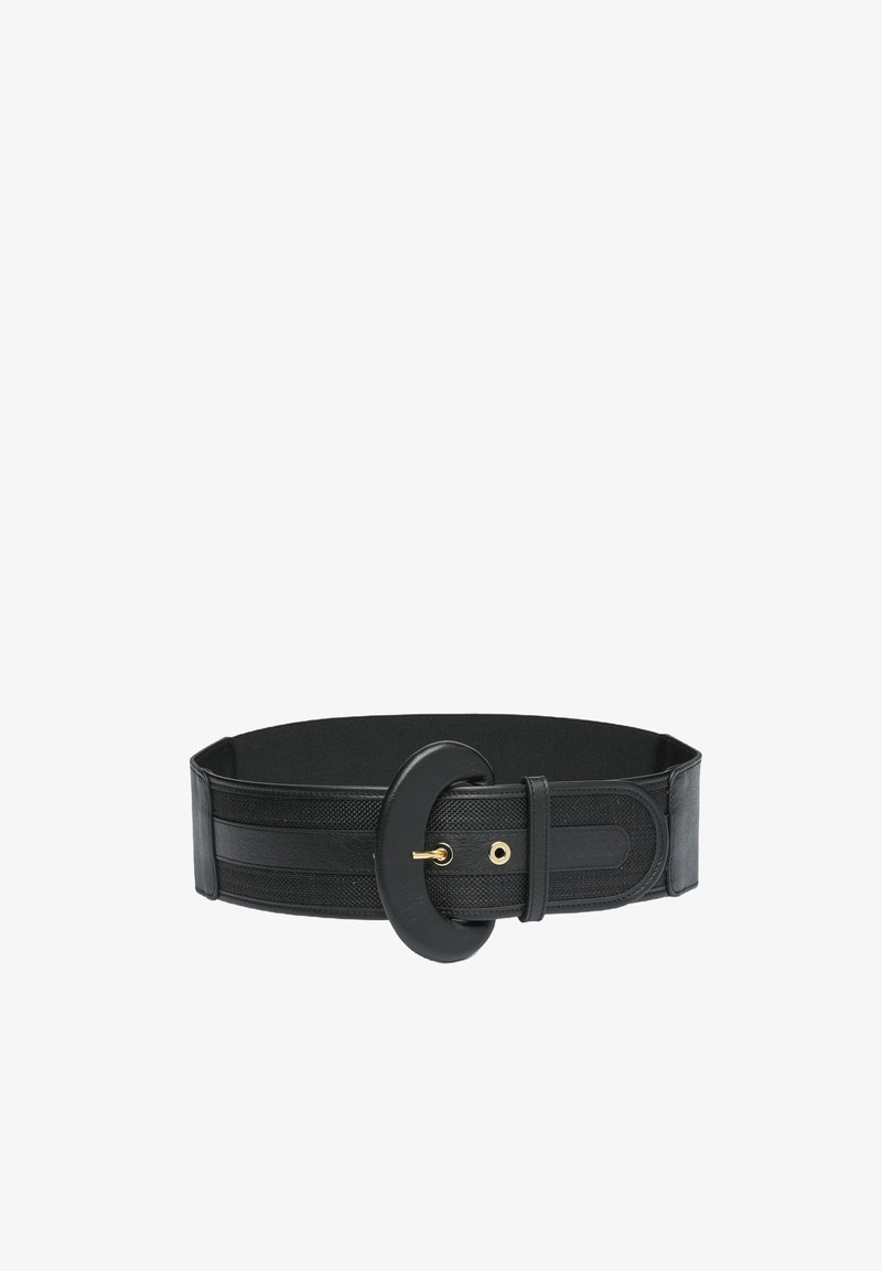 Črn širok pas iz usnja in tkanine z teksturirano površino. Ima velik krožni zaponko in zlato opremo.