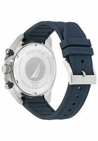 Orologio Nautica con fondo in acciaio inossidabile, cinturino in gomma blu e forma rotonda. Include un logo argento e dettagli testurizzati.