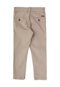 Pantalones beige claros con una textura suave, que cuentan con dos bolsillos traseros con cierres de botón y una pequeña etiqueta de cuero en la cintura.