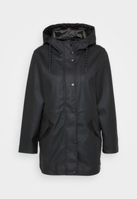 Zwarte waterdichte jas met capuchon, drukknoopsluiting en twee zijzakken; voorzien van verstelbare trekkoorden en een gladde textuur.