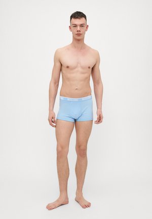 Boxers légers bleus avec un logo Moschino blanc sur la ceinture, fabriqués à partir d'un tissu lisse et extensible. Design simple sans motifs.