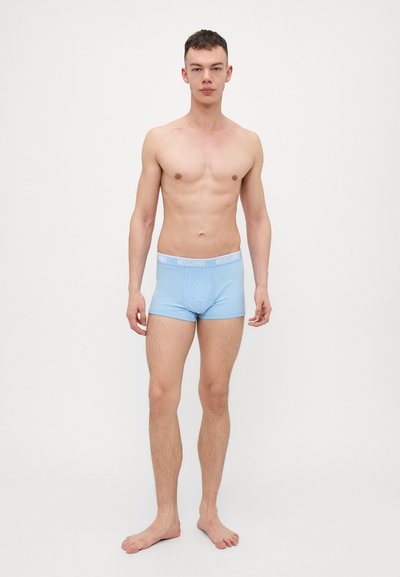 Světle modré trenýrky s bílým logem Moschino na pásku, vyrobené z hladké, elastické tkaniny. Jednoduchý design bez vzorů.
