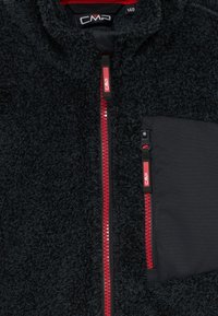 Čierna fleecová bunda s červenými zipsami a logom CMP na ťaháčikoch zipsov a na štítku na golieri, veľkosť 140.