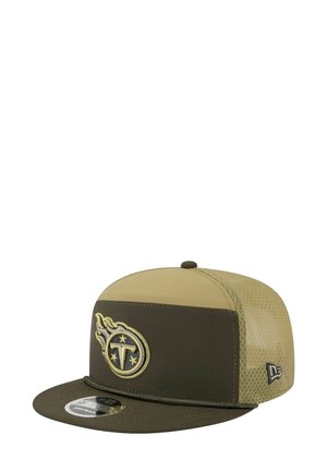 Cappellino snapback verde oliva e beige con logo sportivo a forma di fiamma sul davanti e pannello in mesh sul retro, stile casual.