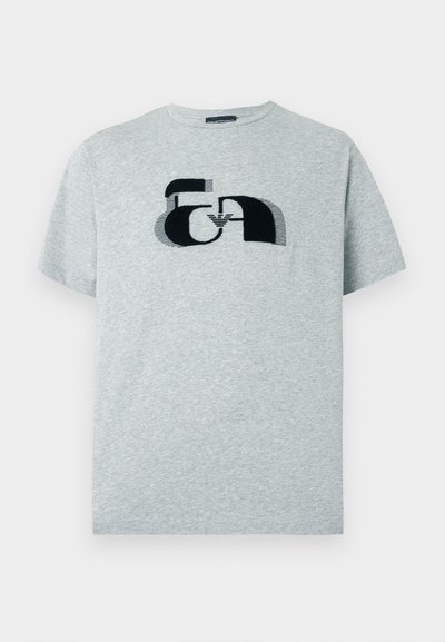 Sivé bavlnené tričko s krátkymi rukávmi, na prednej strane grafické logo v čiernej a tmavosivej farbe. Okrúhly výstrih, voľný strih.