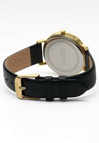 Goldfarbene Uhr mit einem schwarzen Lederarmband. Texturiertes Lederarmband mit einer Schnallenschließe. Runder Gehäuse mit einem klaren, glatten Rücken.