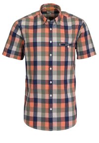 Camisa de manga corta con botones, con un patrón a cuadros en naranja, azul marino, gris, rosa y blanco, que incluye un bolsillo en el pecho con botón.