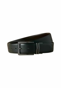 Cinturón de cuero negro con acabado texturizado, cuenta con una hebilla metálica rectangular y múltiples agujeros de ajuste. Bordes suaves, diseño clásico.