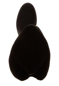 Bota de ante negra hasta la rodilla con una textura suave, puntera redondeada y una abertura ancha en la parte superior. Mínimos detalles de hardware y diseño.