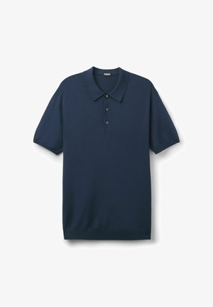 Námořnicky modré polo tričko s krátkými rukávy, třemi knoflíky a klasickým límečkem, zobrazené na bílém pozadí.