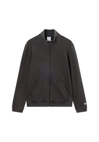 Chaqueta Champion de color gris oscuro con cremallera completa, cuello alto, bolsillos frontales y pequeños logotipos de Champion en el pecho y en el puño izquierdo de la manga.
