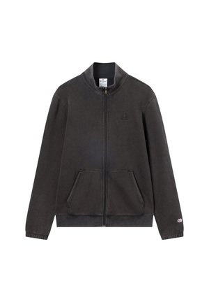 Chaqueta Champion de color gris oscuro con cremallera completa, cuello alto, bolsillos frontales y pequeños logotipos de Champion en el pecho y en el puño izquierdo de la manga.