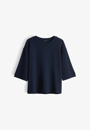Navyblauw oversized T-shirt met een ronde hals en driekwart mouwen, gemaakt van een gladde stof, met een ontspannen pasvorm.