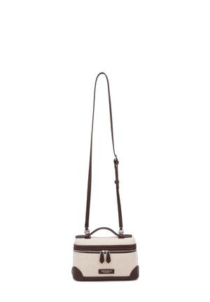 Borsa a tracolla rettangolare beige con rifiniture in pelle marrone, doppia cerniera, manico superiore e tracolla regolabile.