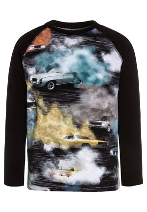 Chemise noire à manches longues avec un graphisme coloré de voitures muscle cars classiques traversant des nuages de fumée sur le panneau avant.