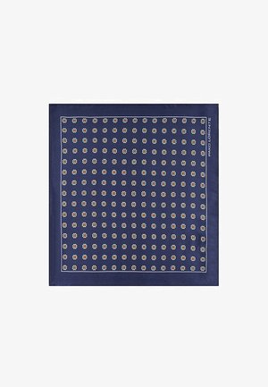 Granatowa jedwabna chusta z geometrycznym wzorem małych kwiatów w odcieniach niebieskiego, czerwonego i białego, z bordiurą i logotypem marki.