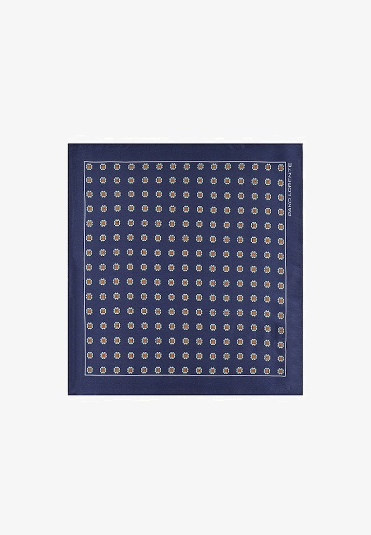 Granatowa jedwabna chusta z geometrycznym wzorem małych kwiatów w odcieniach niebieskiego, czerwonego i białego, z bordiurą i logotypem marki.