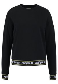 Sudadera negra de manga larga y cuello redondo. Presenta bandas contrastantes en el dobladillo y los puños con la frase "te lo dije" en blanco y amarillo.