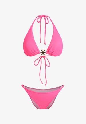 Bikini rose vif à rayures avec des liens autour du cou, orné d'un charm en forme de fleur en or au centre du haut, et bas taille basse assortis avec des lanières sur les côtés.