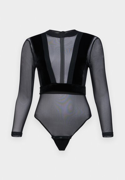 Body noir avec de longues manches transparentes et un panneau avant en velours. Il présente un col montant, une fermeture éclair, et un fond à pression avec des accents en dentelle.