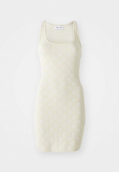 Vestido bodycon de malha em amarelo claro com um padrão texturizado de pequenas espirais brancas. Apresenta alças grossas e um decote quadrado.